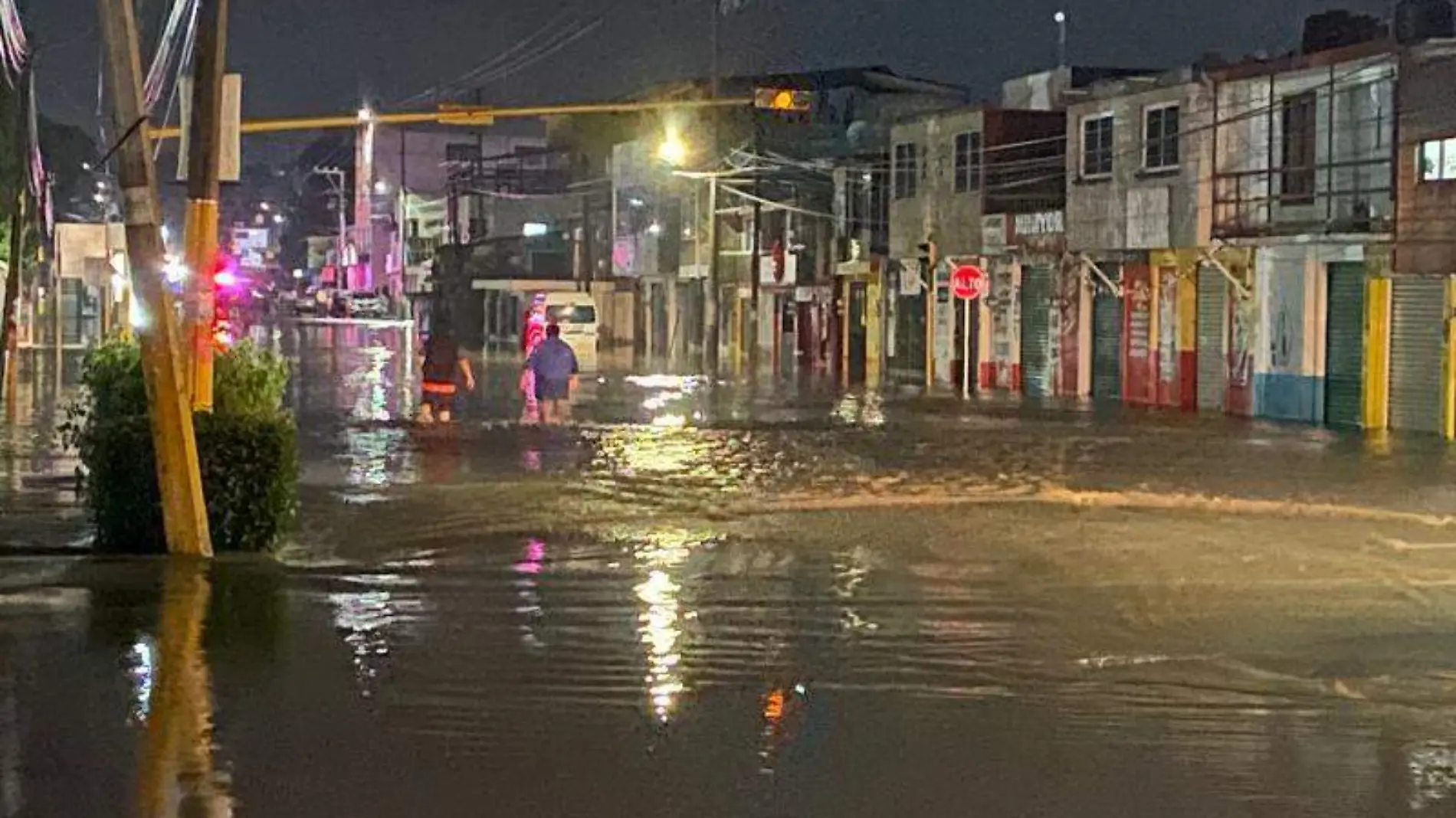 Se desborda río Atenco y causa daños en 100 casas